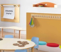 Appendiabiti e mensole per scuola dell'infanzia